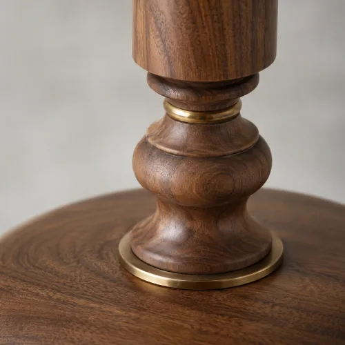 Detalle macro del torneado de madera y el anillo de bronce de la base de la lámpara